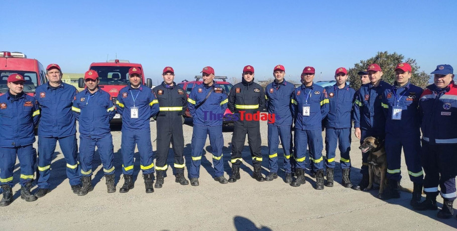 Συγκίνηση και αγκαλιές στην αναχώρηση της ελληνικής αποστολής στην Τουρκία