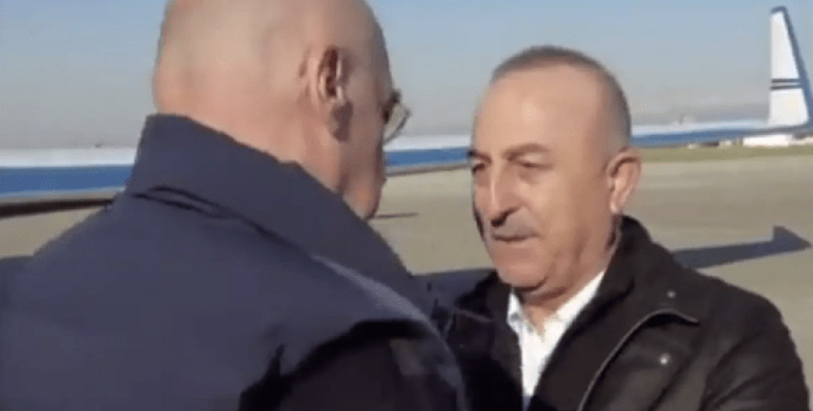 Δένδιας – Τσαβούσογλου: «Αυτό είναι υπέροχο» η αντίδραση του Αμερικανού πρέσβη στην αγκαλιά των δυο ΥΠΕΞ