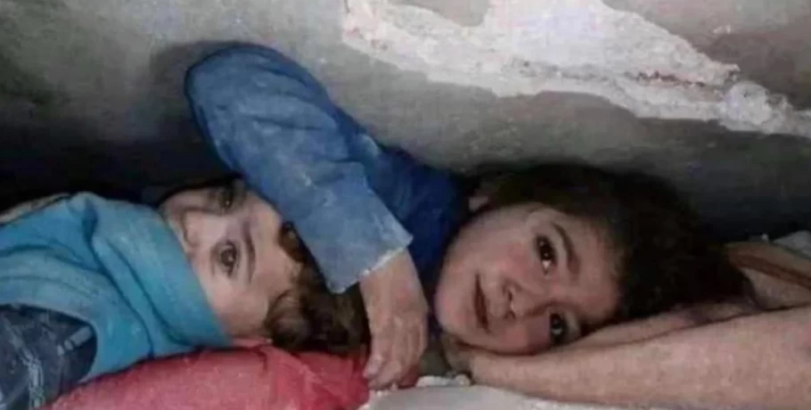 Σεισμός στη Συρία: Επτάχρονη προστάτευε το κεφάλι του αδελφού της επί 17 ώρες στα συντρίμμια
