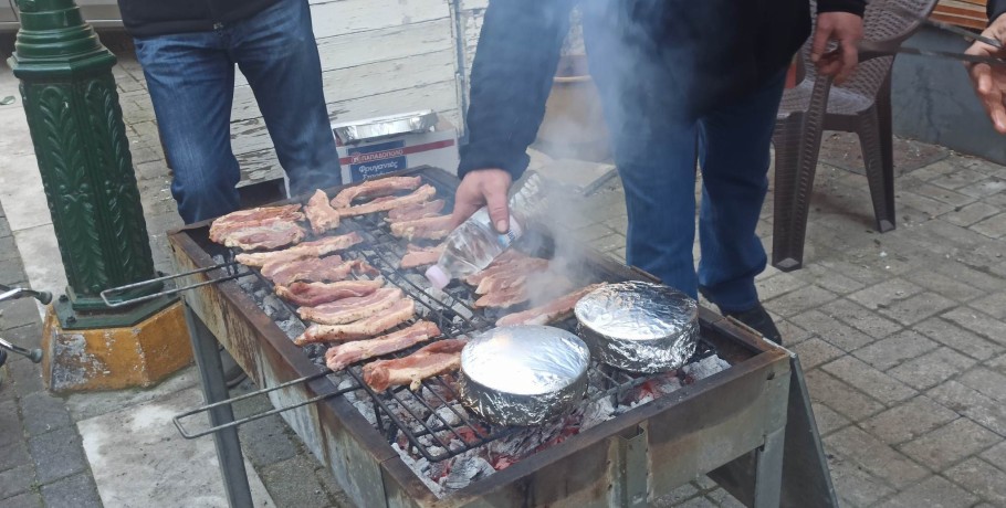 Τσίκνισαν τα Γιαννιτσά στα ωραία τα...στενά!