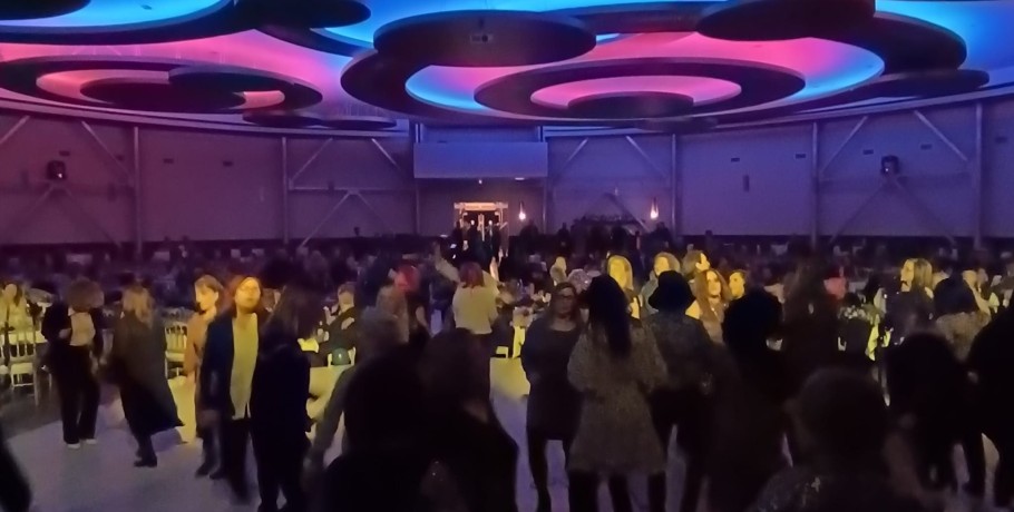 Συμβαίνει τώρα: Μια γεύση από τον χορό του Συλλόγου Φίλων Νοσοκομείου Γιαννιτσών-Ο Πασχάλης στην πόλη