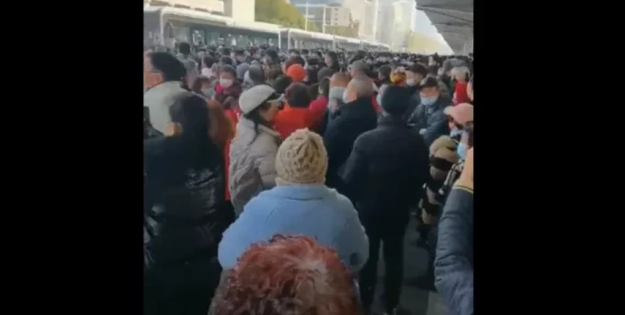 Κίνα: Σπάνιες εικόνες - Συνταξιούχοι διαδηλώνουν στην Ουχάν