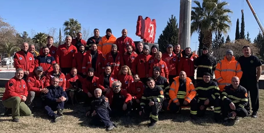 Με χειροκροτήματα υποδέχτηκαν την Ελληνική Ομάδα Διάσωσης στην Κωνσταντινούπολη