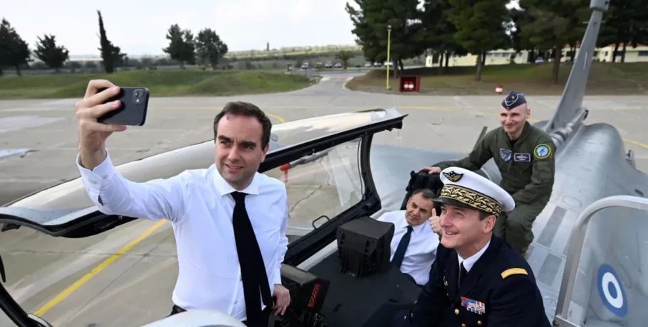 Selfie μέσα σε ελληνικό Rafale έβγαλε ο Γάλλος υπουργός Άμυνας με τον Παναγιωτόπουλο!
