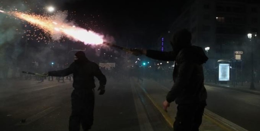 Άγνωστοι έκαψαν περιπολικό στο Μοναστηράκι – Τραυματίστηκαν δύο αστυνομικοί