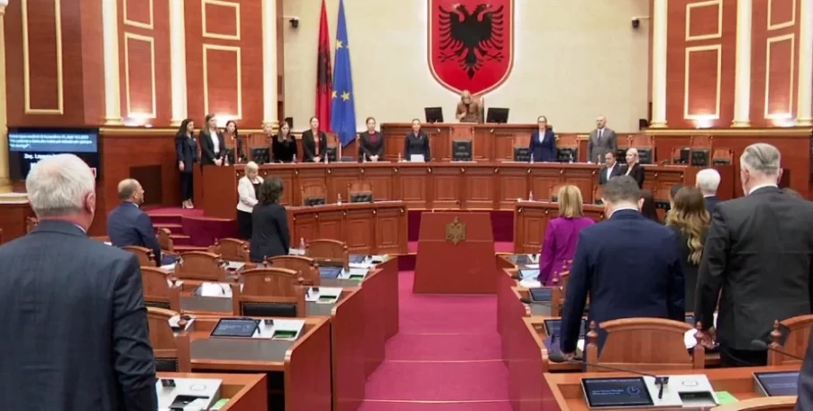 Ενός λεπτού σιγή στην αλβανική Βουλή για την τραγωδία στα Τέμπη