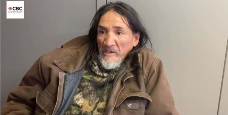 Άστεγος περνάει τις νύχτες του βοηθώντας άλλους να μείνουν ζεστοί