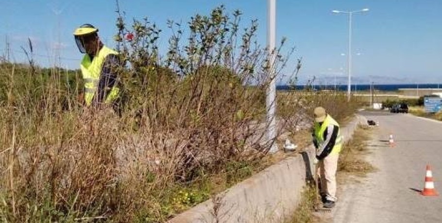 Εργασίες καθαρισμού της κεντρικής νησίδας στην Εθνική Οδό 2 Θεσσαλονίκης - Έδεσσας