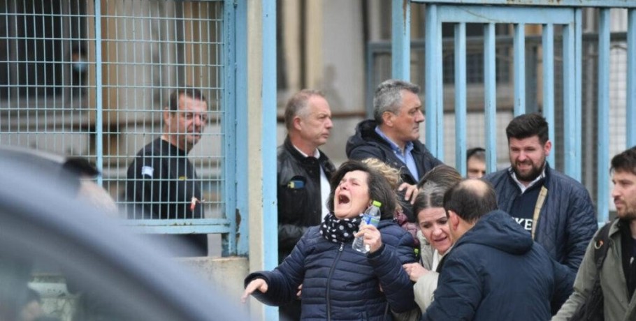 Σύγκρουση τρένων: Η κραυγή μητέρας έξω από το νοσοκομείο της Λάρισας – «Πού είναι το κορίτσι μου;»