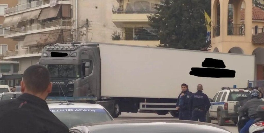 Νταλίκα-ψυγείο στο νοσοκομείο της Λάρισας για να διατηρηθούν οι σοροί μέχρι την ταυτοποίηση