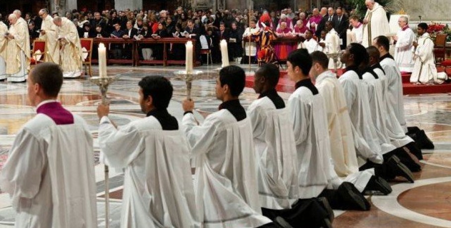 Ιταλία: «O κανόνας της αγαμίας των καθολικών κληρικών θα μπορούσε και να αναθεωρηθεί», δήλωσε ο πάπας Φραγκίσκος