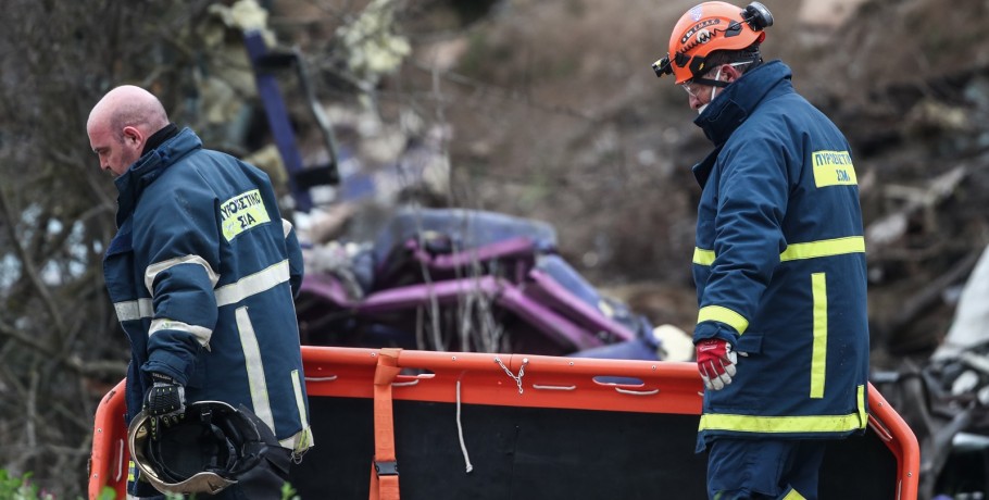 Βρέθηκαν φιάλες στο σημείο του δυστυχήματος στα Τέμπη