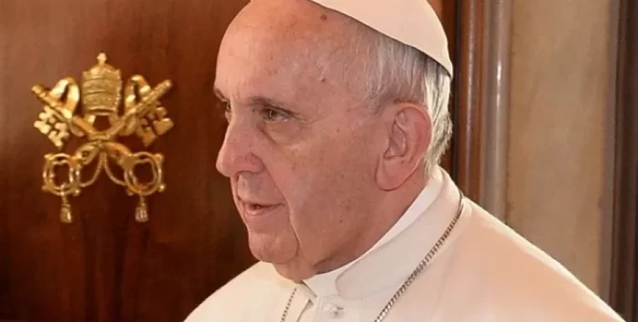 Ο πάπας Φραγκίσκος προσεύχεται για όσους έπληξε η σιδηροδρομική τραγωδία στα Τέμπη