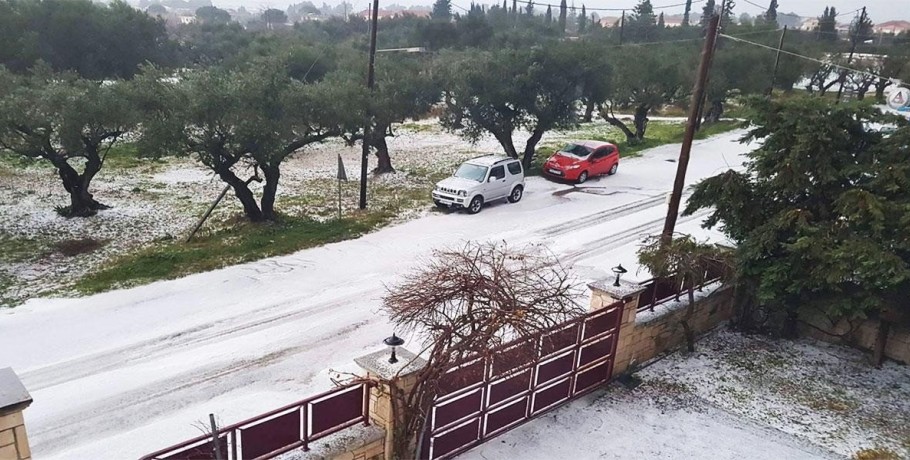 Άσπροι οι δρόμοι από το χαλάζι στη Σιθωνία Χαλκιδικής