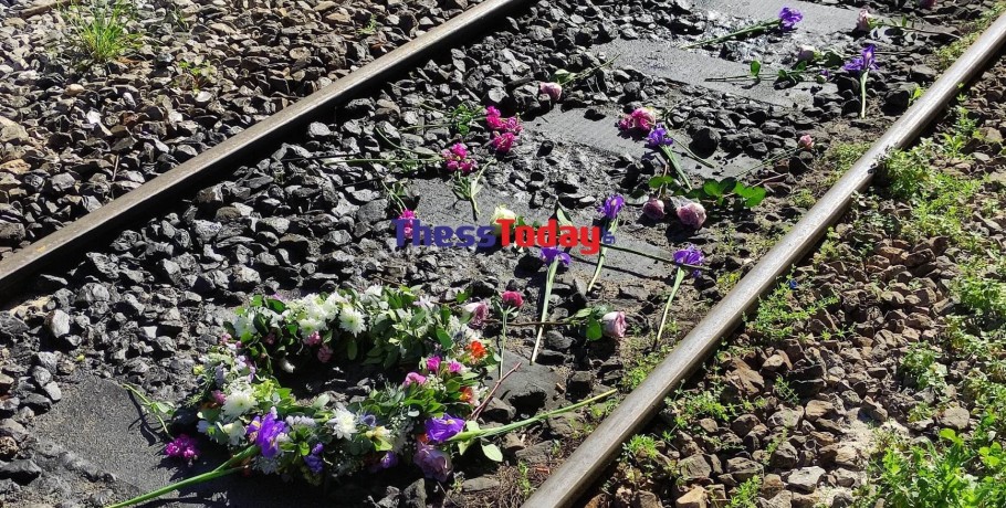 Στεφάνι και λουλούδια στον ΟΣΕ για τους 57 νεκρούς των Τεμπών(video)