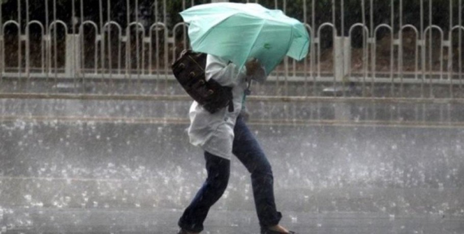 Χειμωνιάτικος ο καιρός σήμερα, βροχές, ισχυροί άνεμοι και πτώση θερμοκρασίας
