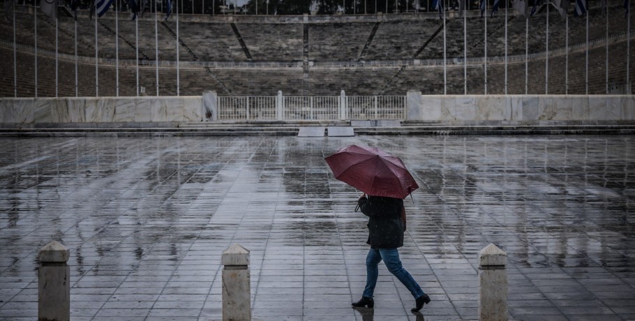 Καιρός: Επιμένουν και σήμερα οι βροχές