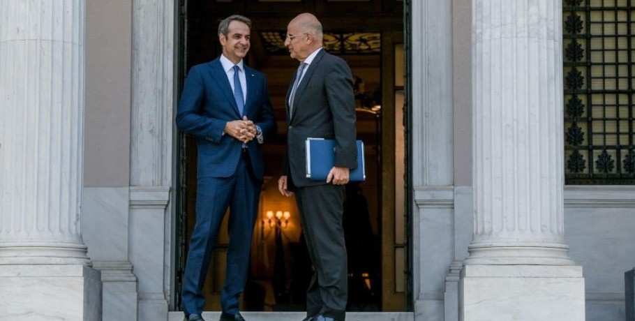 «Ευγενικές» αποστάσεις Δένδια από Μητσοτάκη, σηκώνει το γάντι στον Άδωνη