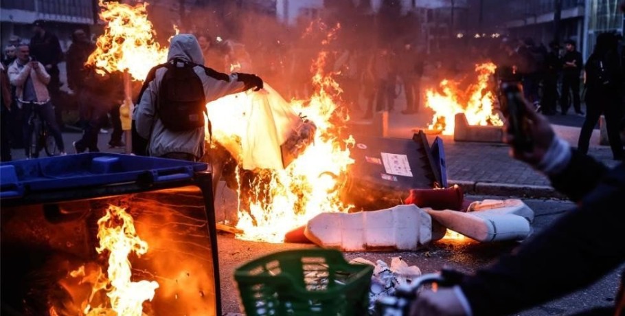 Εκτός ελέγχου η κατάσταση στο Παρίσι, πυρπόλησαν το δημαρχείο του Μπορντό