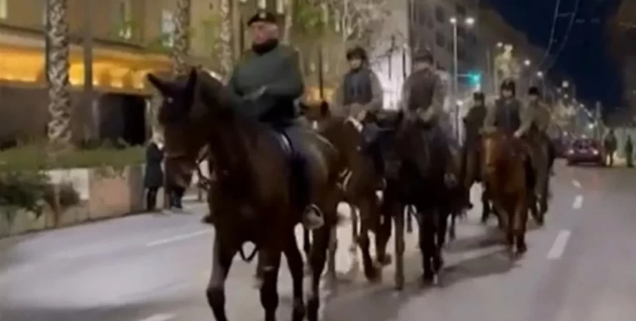 Άλογα και αναβάτες έκαναν σήμερα τα ξημερώματα την πρώτη τους πρόβα για την παρέλαση του Σαββάτου