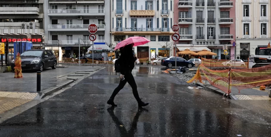 Αλλάζει απότομα ο καιρός: «Μην παρκάρετε κάτω από δέντρα», λέει ο Αρναούτογλου