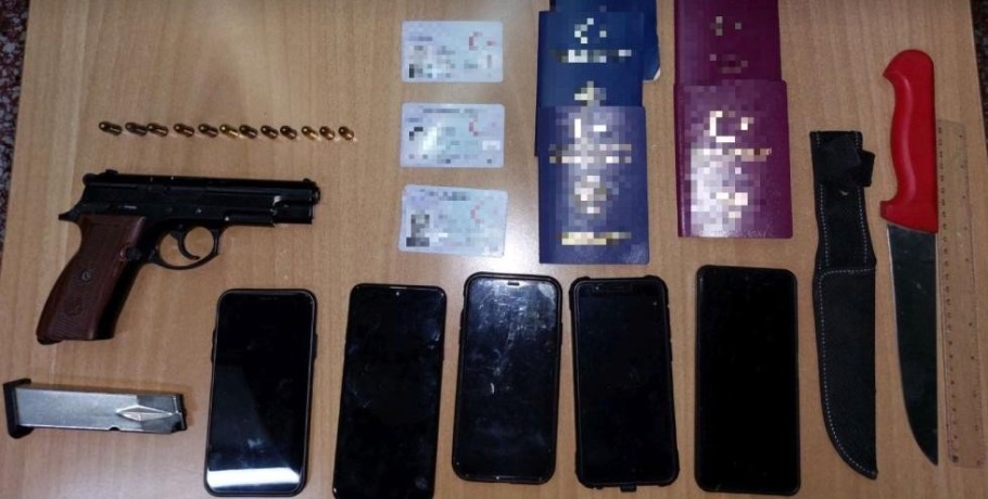 Τρεις συλλήψεις για το όπλο και τα μαχαίρια σε ξύλινο σκάφος