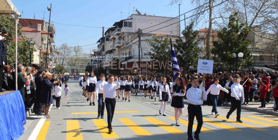 Η παρέλαση για την επέτειο της 25ης Μαρτίου στη Σκύδρα (βίντεο)