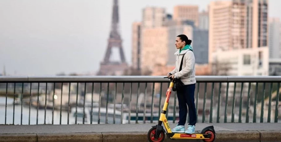 Παρίσι: Απαγορεύτηκαν με δημοψήφισμα τα ηλεκτρικά πατίνια