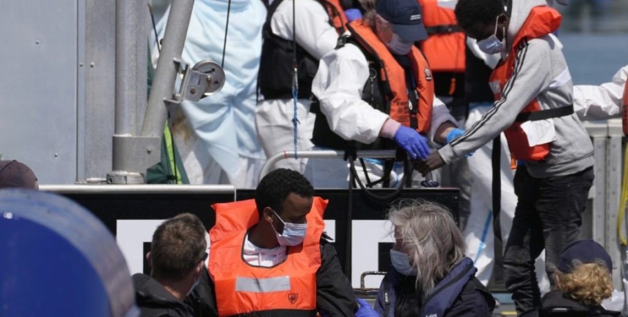 Βρετανία: O Σούνακ θέλει να στοιβάξει μετανάστες σε φορτηγίδες – Αντιδρά η Διεθνής Αμνηστία