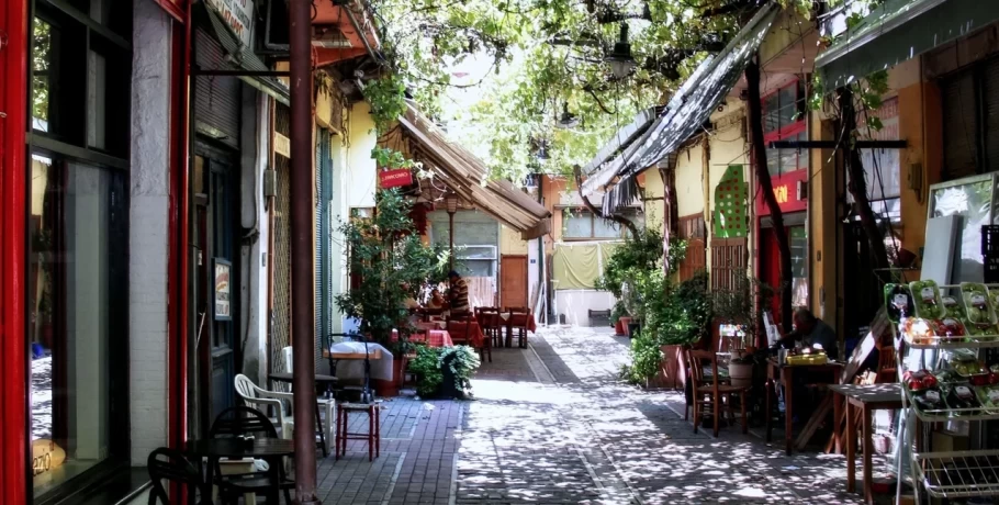Θεσσαλονίκη: Κλείνουν καταστήματα, τα ανακαινίζουν και τα νοικιάζουν σαν σπίτια