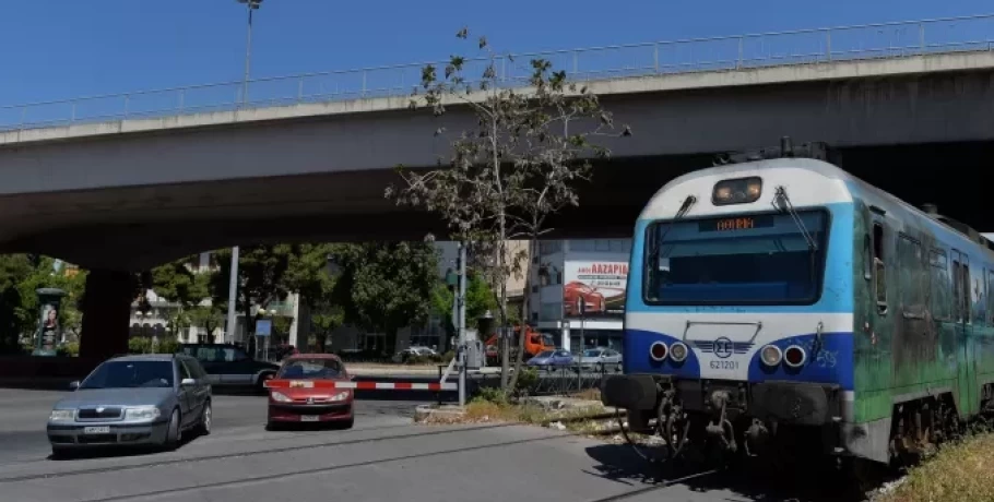 Πύργος: Πάρκαρε πάνω σε σιδηροδρομική διάβαση- Δείτε τι έγινε όταν έπεσαν οι μπάρες