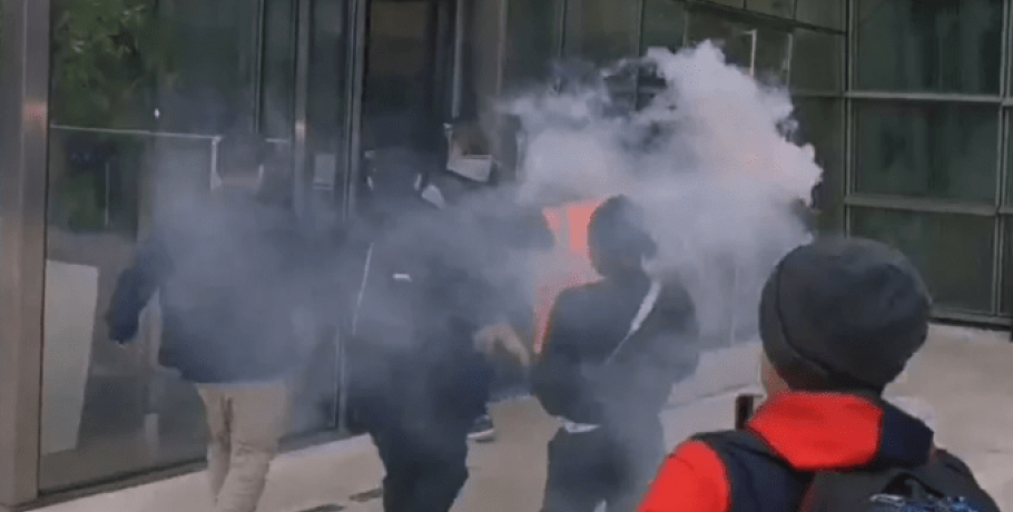 Χάος στο Παρίσι: Διαδηλωτές εισέβαλαν στο Χρηματιστήριο, φώναζαν «Μακρόν, παραιτήσου»