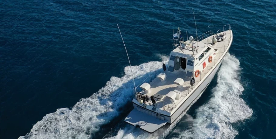 Επιχείρηση διάσωσης μεταναστών στη Μάνη: Πληροφορίες για ένα νεκρό, πολλά παιδιά στους διασωθέντες