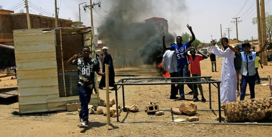 Σουδάν - Συγκλονίζει η περιγραφή διασωθέντα: «Είδα να σκοτώνουν ανθρώπους εν ψυχρώ στην μέση του δρόμου»