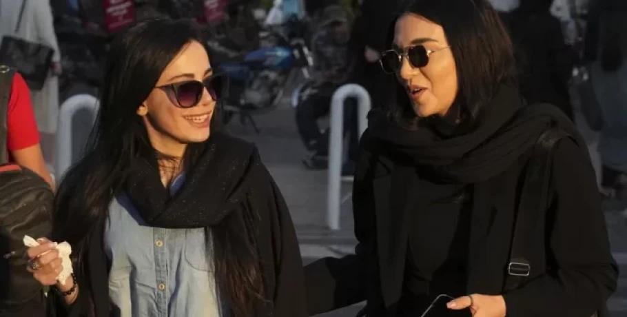 Πετούν τη μαντίλα: Οι γυναίκες αψηφούν τους μουλάδες, και συνεχίζουν να «σηκώνουν κεφάλι» στο Ιράν