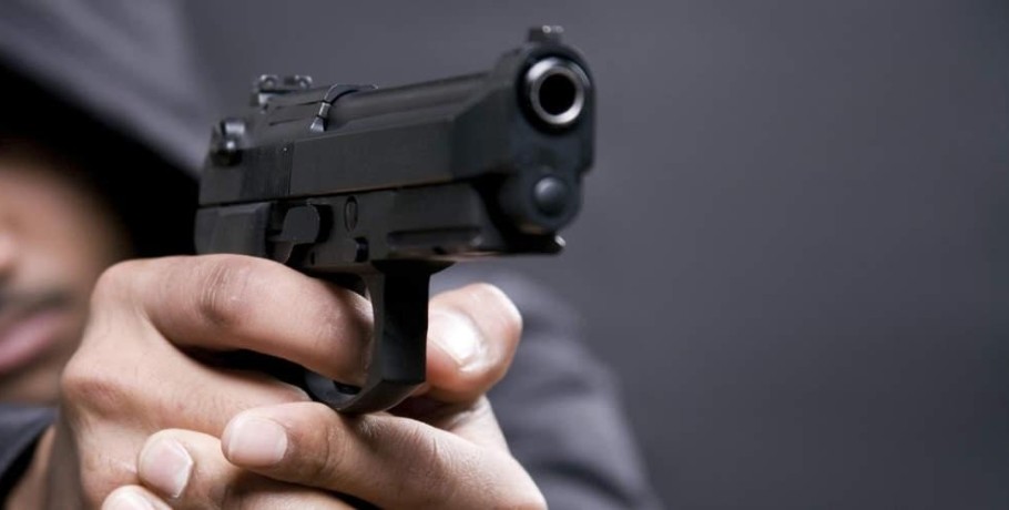Ζευγάρι καταγγέλλει το γείτονα ότι τους απειλεί με όπλο – «Φοβόμαστε να βγούμε από το σπίτι»