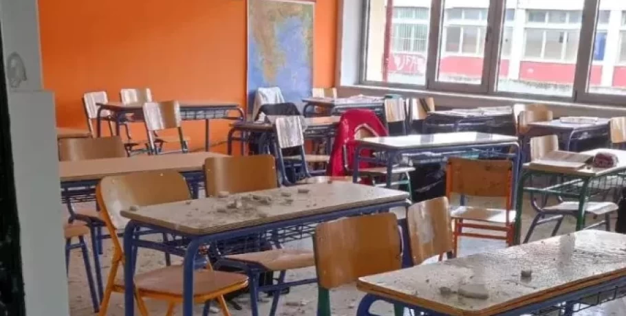 Σοβάδες εν ώρα μαθήματος, έπεσαν σε σχολείο στα Τρίκαλα -Από τύχη δεν τραυματίστηκε μαθητής