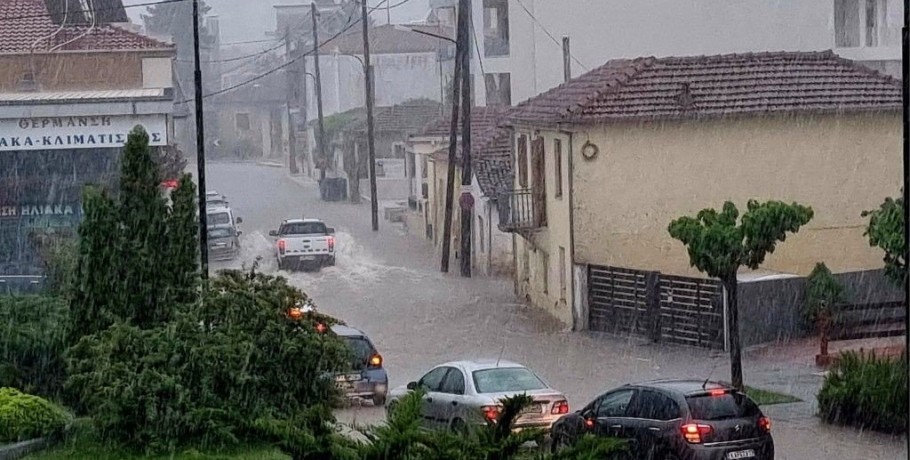 Σαρωτικές πλημμύρες στα Τρίκαλα: Απεγκλωβίστηκαν 13 άτομα