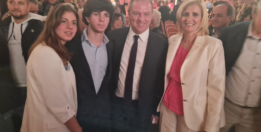 Σταμενίτης...Με τα δύο παιδιά του στην προεκλογική του ομιλία