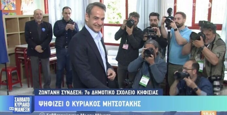 Στην Κηφισιά ο Κυριάκος Μητσοτάκης: ψήφισε με την κόρη του Δάφνη και τον γιο του Κωνσταντίνο