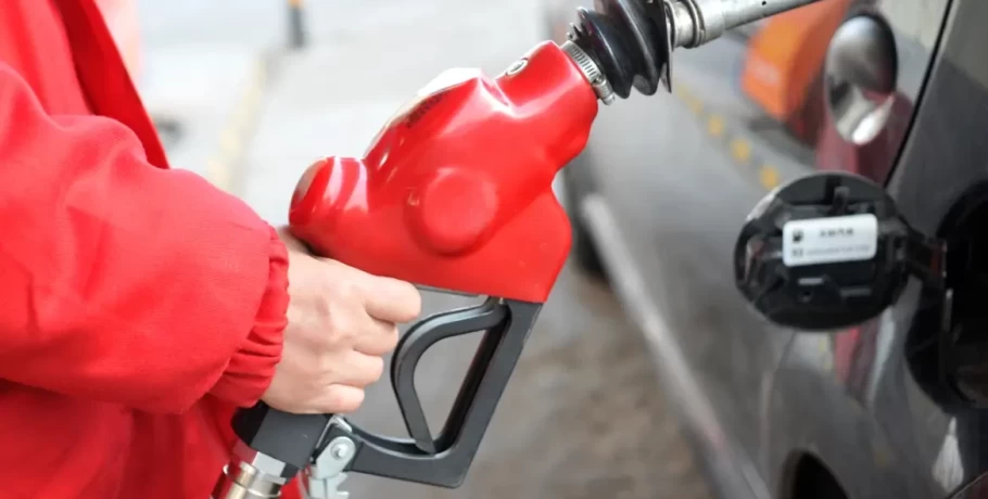 Καύσιμα: Υποχωρεί η τιμή της βενζίνης
