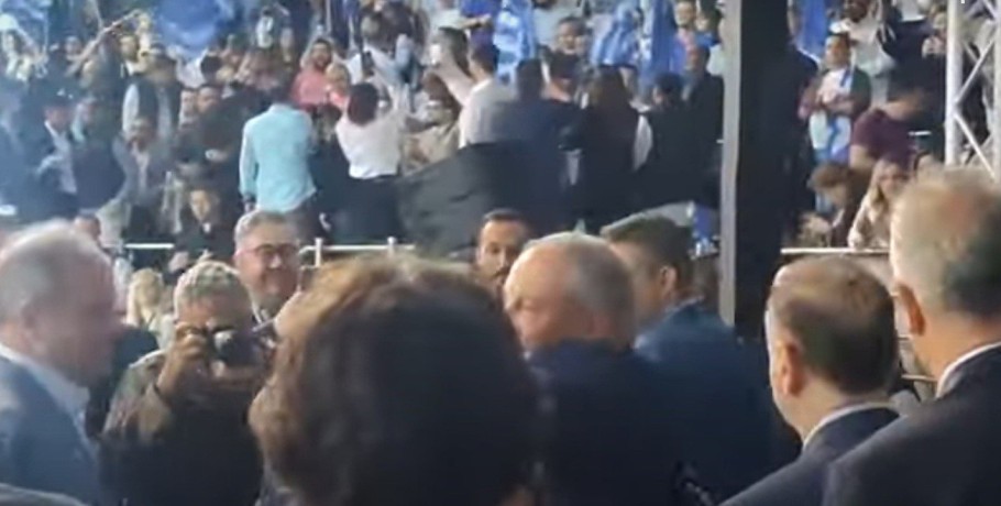 Χειραψία και θερμός χαιρετισμός Καραμανλή -Σταμενίτη