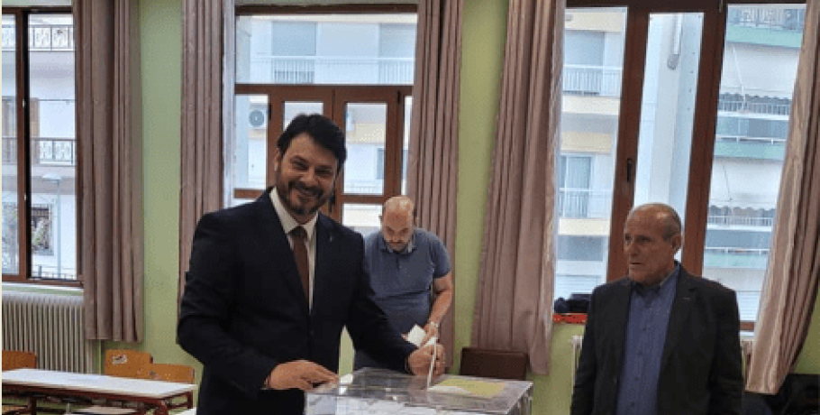 Ψήφισε ο Αντώνης Χατζημιχαήλ με τη σύζυγο του