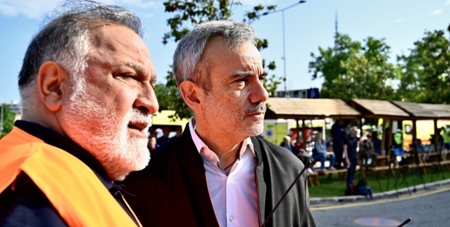 Εκκένωση του Δημαρχείου Θεσσαλονίκης μετά από σεισμό 5,8 Ρίχτερ