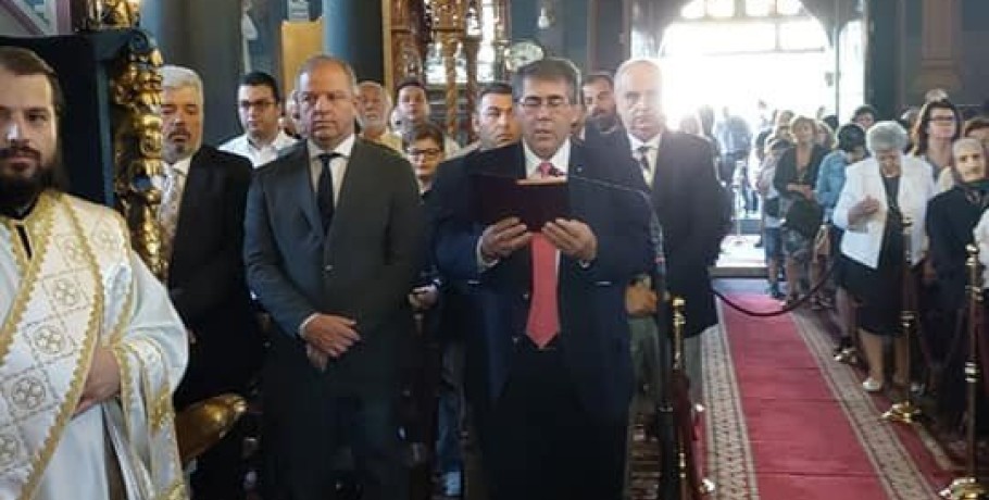Τζαμτζής: Και του χρόνου να είμαστε καλά και να έχουμε καλή Φώτιση.  Χρόνια πολλά.
