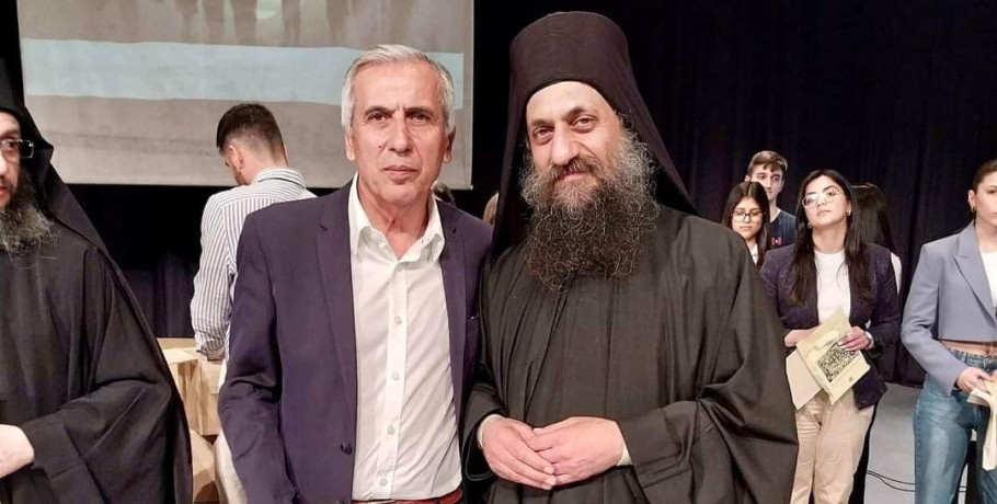 Με τον πνευματικό του ο Στάθης Καστεριδης