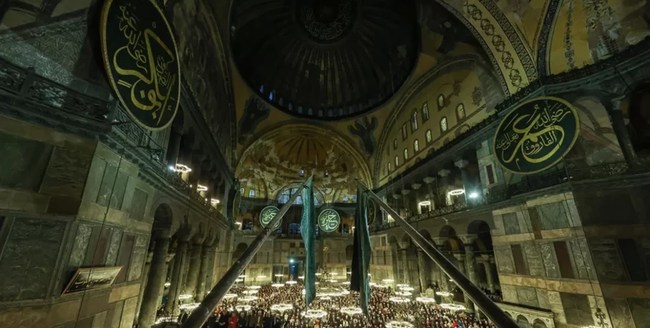 Τουρκία: Πλήθος πιστών στην Αγία Σοφία πανηγυρίζουν την Άλωση και τη νίκη Ερντογάν