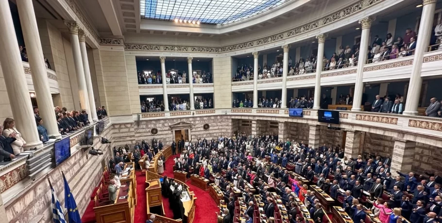 Γονείς, σύζυγοι και παιδιά στα θεωρεία και στο εντευκτήριο στην ορκωμοσία των βουλευτών