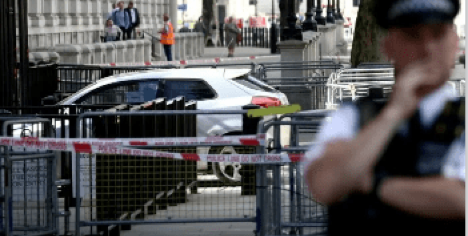 Βρετανία: Αυτοκίνητο προσέκρουσε στην πύλη της Ντάουνινγκ Στριτ