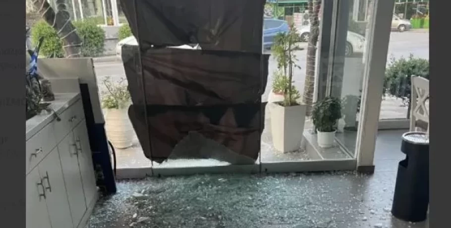 Έσπασε τη τζαμαρία και μπούκαρε σε σουβλατζίδικο αρπάζοντας τις εισπράξεις